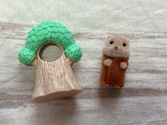 お花畑がテーマの小物はなんと木の被り物！