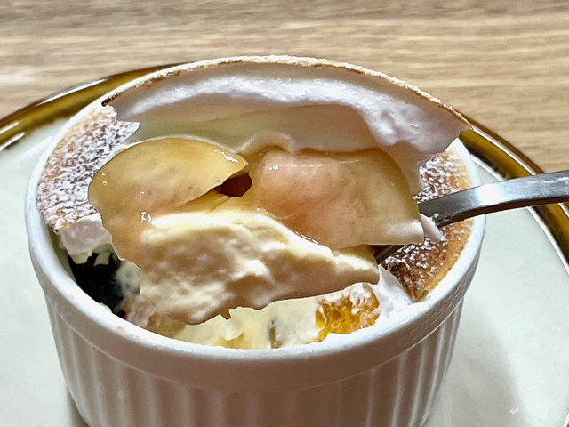 【常乃菓舎】それもそのはず「フルーツのグラタン」でした。７月のグラタンには、カットした桃が入っていました