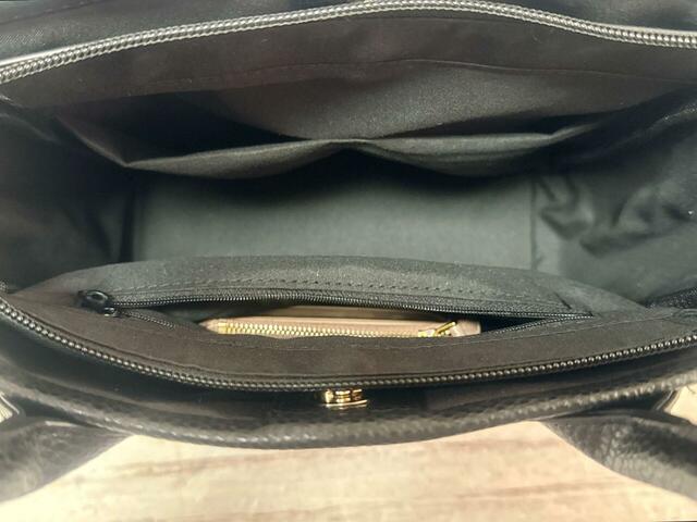 ファスナー付きポケットにはミニ財布を収納