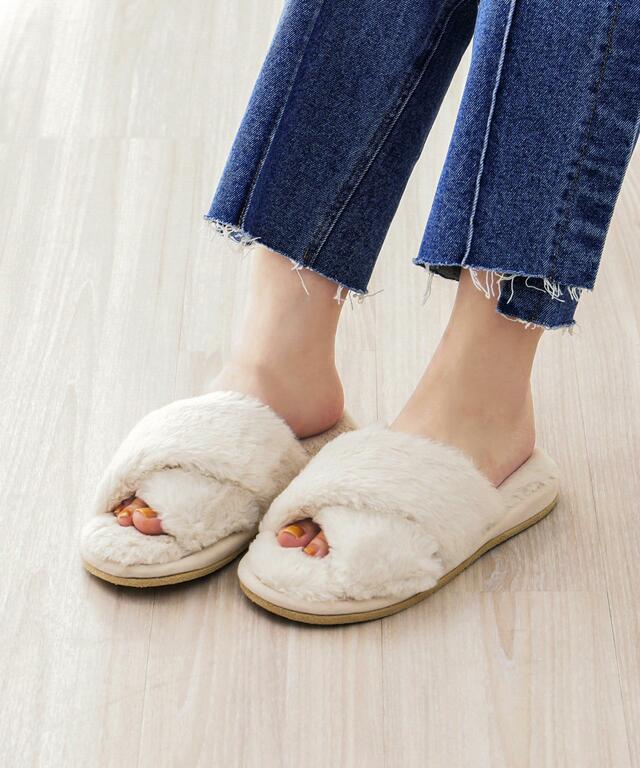 【3COINSの防寒小物グッズ売上ランキング 2位】「ファークロススリッパ」550円（税込）