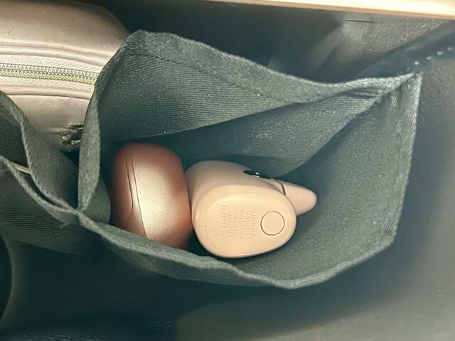 仕切りポケットにはモバイルバッテリーやイヤホンをイン♪