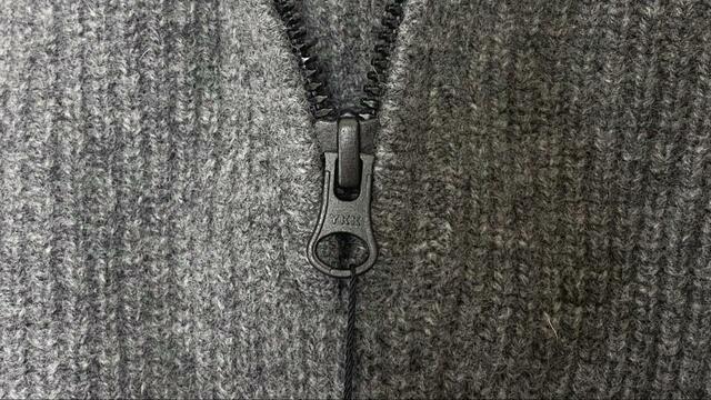 【UNIQLOプレミアムラムハーフジップセーター】チャック部分の寄り