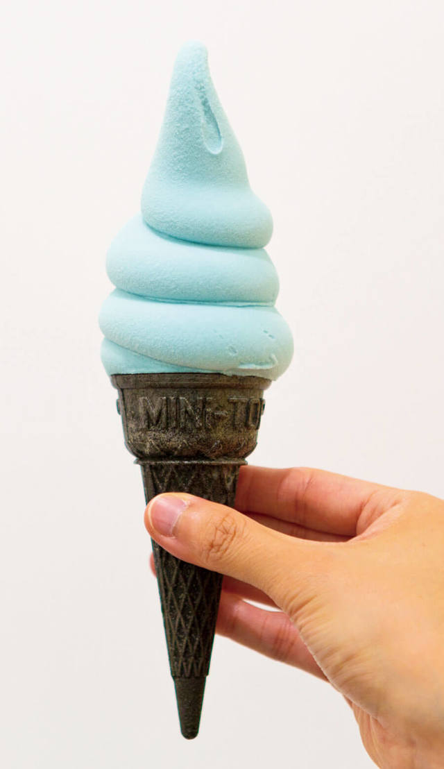 アップルプラントアイスを特別に青く丸い形にし、黒いコーンに載せたIKEA 新宿限定メニュー。IKEA新宿【東京・新宿】