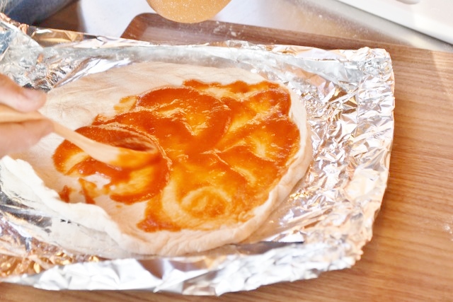 トマトソースをたっぷり塗って～！