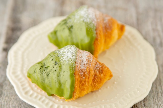 「抹茶チョコレートクロワッサン」＜期間：2025年5月15日〜＞【自家製パン食べ放題ランチに“抹茶とピスタチオ“の期間限定パン＆1日100個限定”ポップオーバー“が登場！】