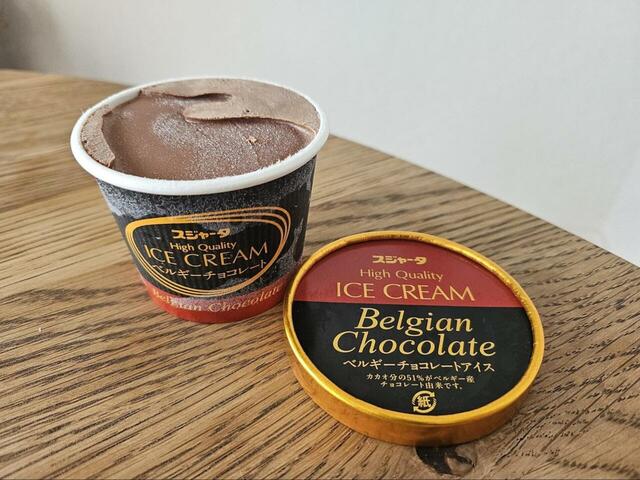 【スジャータのシンカンセンスゴイカタイアイス】ベルギー産のクーベルチョコレートが100%使用されているので、濃厚で高級感を感じる味です