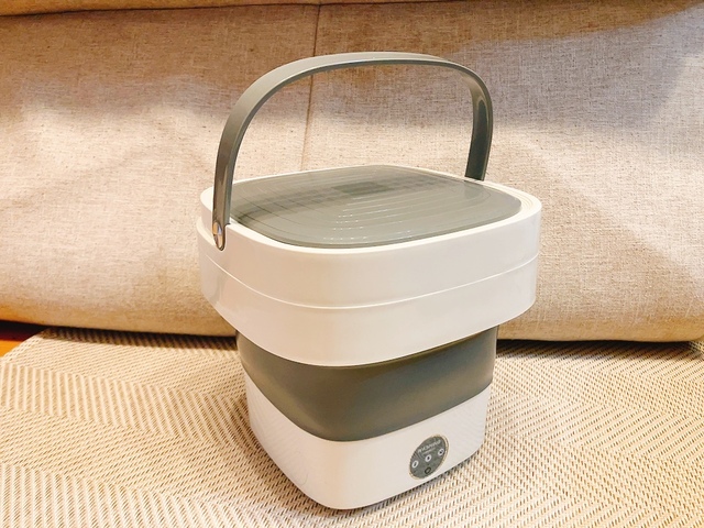 【3COINS 折りたたみミニ洗濯機】重さは約1.49kg。取っ手がついているので持ち運びやすいです♪
