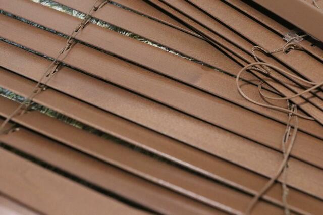 【ニトリ 木製ブラインド(ヴェントMBR 60x138)】店舗には色違い、サイズ違いで陳列されていて選びやすかったです