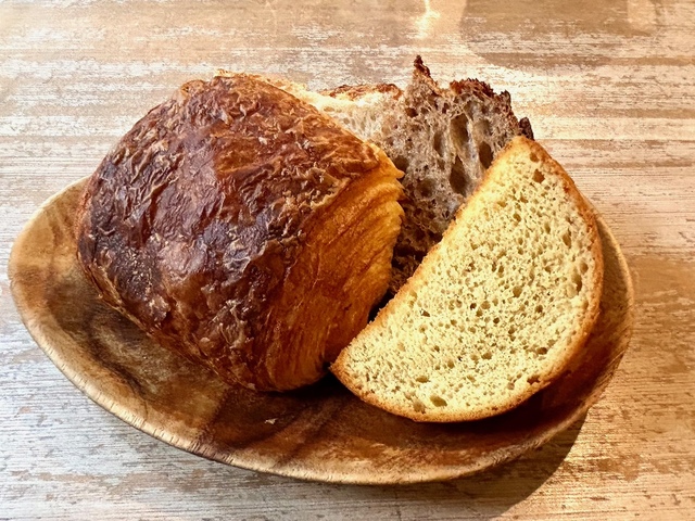 【カタネカフェ】（手前左から時計回り）パンオショコラ、フランスパン、田舎パン、ブリオッシュ