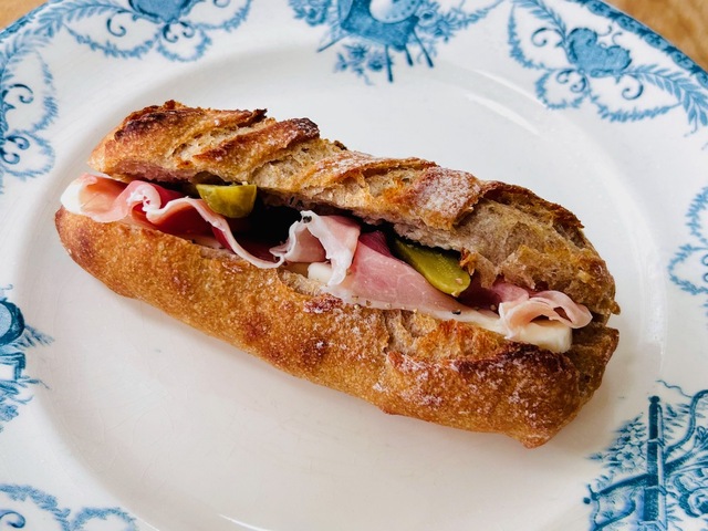 【dough-ist】ジャンボンブルー。ジャンボン（豚のモモ肉のハム）とピクルスがはさんであるのが見える