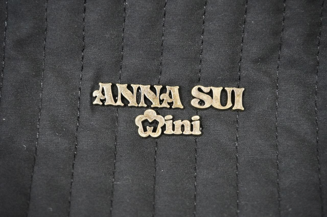 アンティークゴールドのロゴが映える