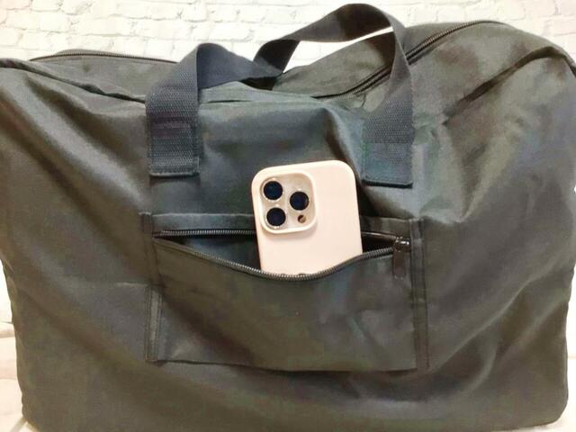 スマホやチケットなどを入れるのにちょうど良いサイズ