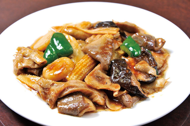 博雅　ホルモンオイスターソース炒め　1400円（税別）