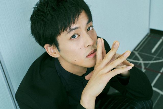 松坂桃李 撮影：友野雄