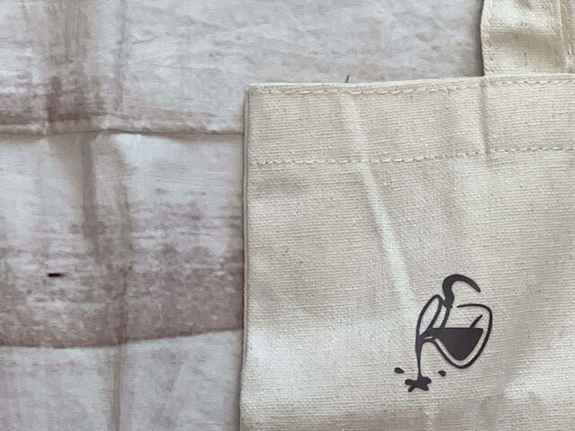 カラーはナチュラルな風合いのオフホワイト