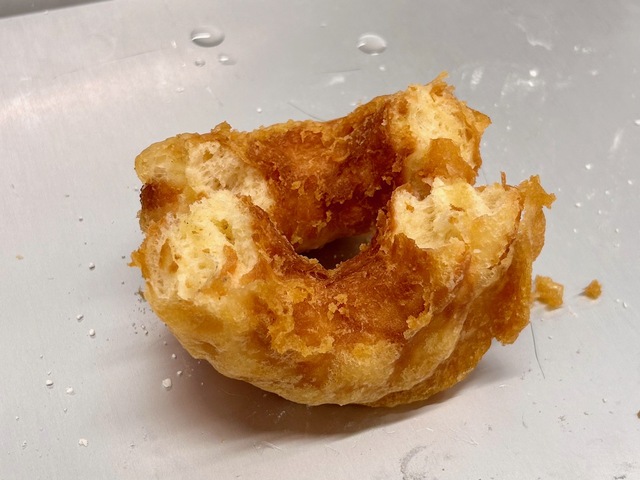 【台湾ドーナツoh!!】揚げたての台湾ドーナツをそのまま実食。衣がサクサクで、ほんのりと甘い。これにフレーバーをつけます