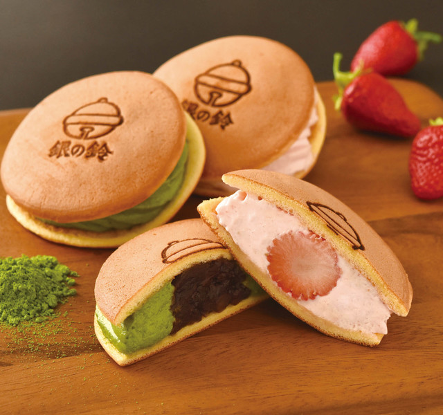 銀の鈴サンドパンケーキ 苺 297円(税込)