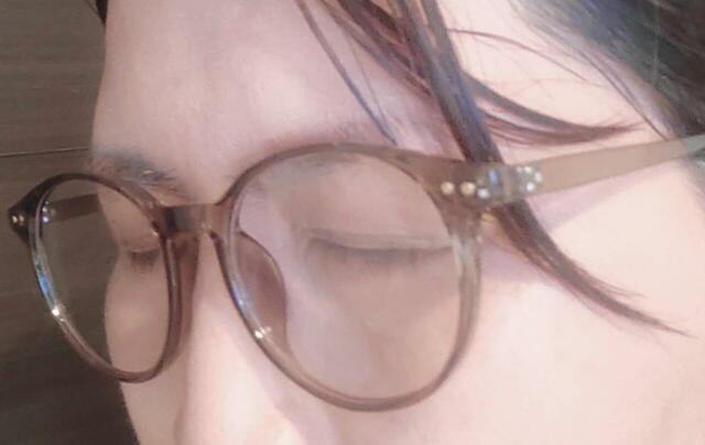 室内でかけた様子（レンズの色は薄い茶色）