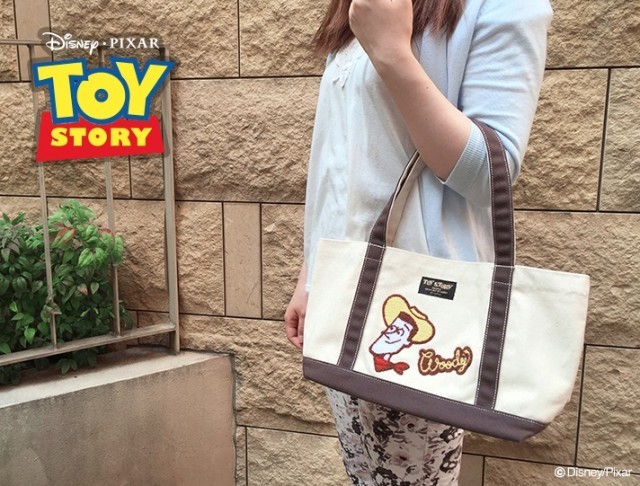 裏地は明るいイエロー。