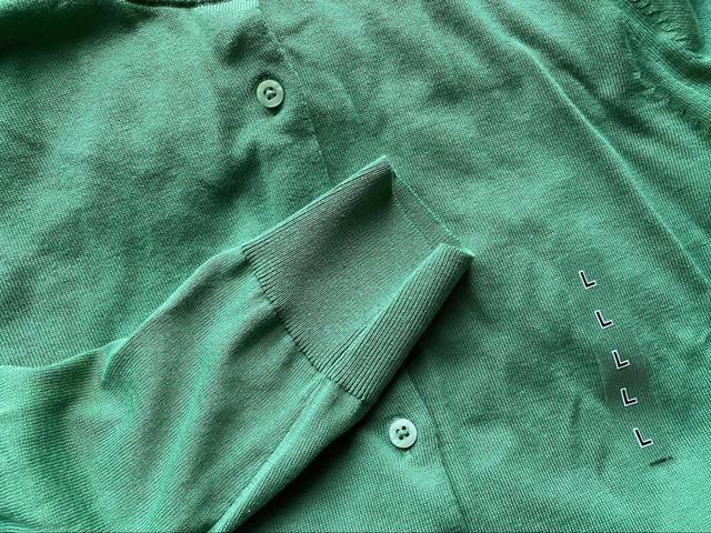 【ユニクロ UVカットクルーネックカーディガン】上品な印象を与えてくれます