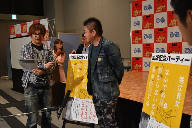 マスコミの取材に答える堀江氏