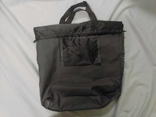 折りたたむ時はまずバッグを裏返します