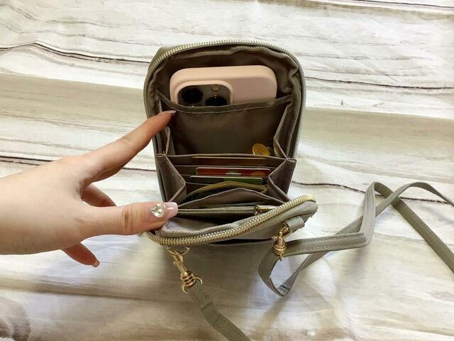 スマホを内側に入れた場合は、口紅のみを入れることができました！