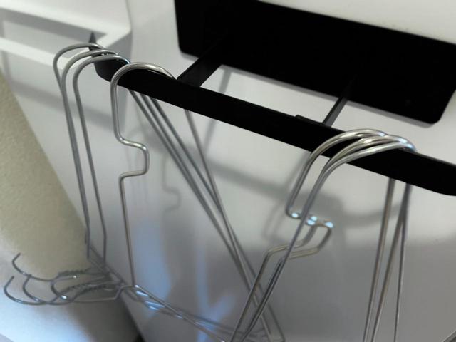 【ダイソー ONE laundry 洗濯機横マグネットハンガー】耐久性や実用性が気になるかも