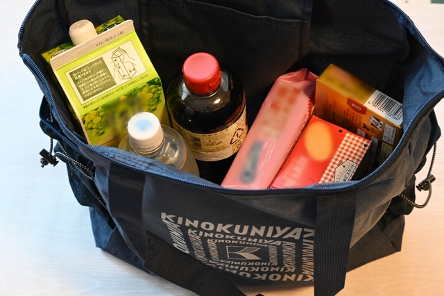 【「MonoMax 2026年5月号」（宝島社）】お買い物に超便利そう…！調味料も飲料もお菓子もばっちり入りました。