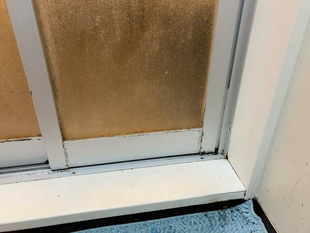 【アイリスオーヤマ 充電式ハンディウォッシャー】お風呂場にこびりついた黒カビまでは落とせませんでしたが、表面の黒ずみなどは一気に落とせます