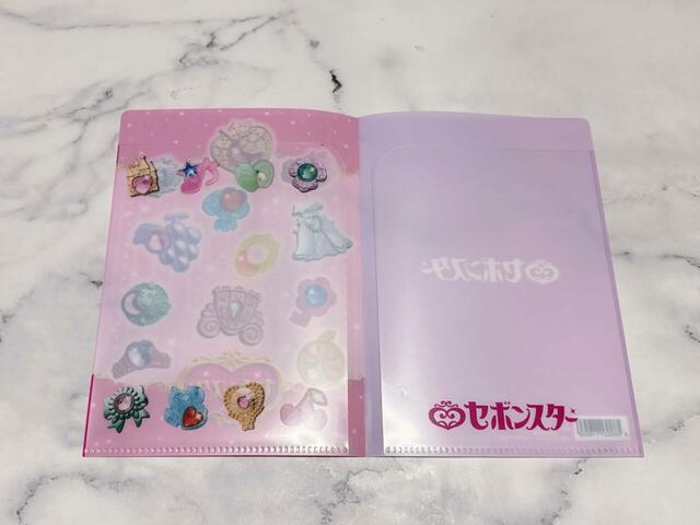 見開き両面にポケット付きで便利