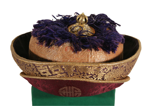 初代国王ウゲン・ワンチュクの帽子 20 世紀 金襴、銀に鍍金 所蔵：ブータン王国国立博物館