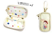 【FUJIYA Smile Switch Festa「どれから食べルック? in 銀座三越」販売グッズ】「いつでもいっしょ!ペコちゃんマルチクリアポーチ」1,980円