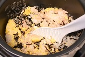 【フジッコアレンジレシピ】「塩こんぶチャーハン」炊飯器で混ぜているところ