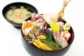 神奈川・小田原漁港の絶品魚／魚市場食堂　特海鮮丼—1700円 ※4月より価格改定予定