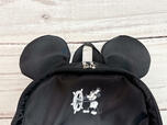 背中からぴょこっと覗くミッキーのお耳デザインが超キュート！