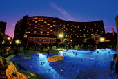 大人の夜遊びを楽しむ空間「ナイトプール」。シェラトン・グランデ・トーキョーベイ・ホテル