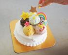 付属の星のお菓子、プレートなどでアイスクリームケーキをさらにかわいくデコレーション！