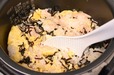 【フジッコアレンジレシピ】「塩こんぶチャーハン」炊飯器で混ぜているところ