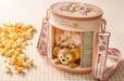 ポップコーン、バケット付き 2,800円｜ダッフィー＆フレンズの「ウェア・スマイルズ・グロウ」スーベニア付きメニュー｜販売店舗：東京ディズニーシー「ポップコーンワゴン」｜発売日：2024年7月1日（月）