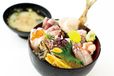 神奈川・小田原漁港の絶品魚／魚市場食堂　特海鮮丼—1700円 ※4月より価格改定予定