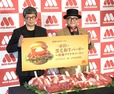 モスフードサービス 上席執行役員 マーケティング本部長の安藤芳徳氏(左)と門崎 代表取締役 肉おじさんの千葉祐士氏(右)