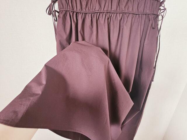 【UNIQLO　コットンギャザーワンピース】生地にほどよいハリ感があるのでシワはあまり気になりません。旅行時の着替えにも良さそう◎