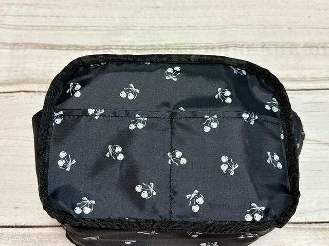 内側には、フロント側に2つのオープンポケットがついています