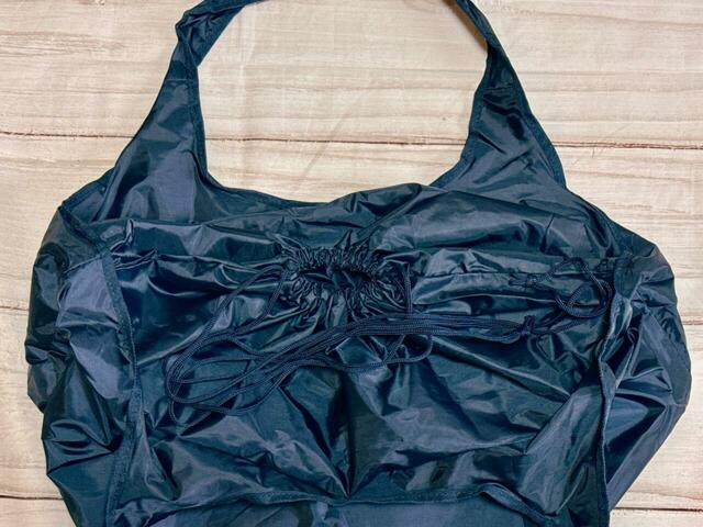 開口部は巾着仕様で、中にたくさん荷物を入れても、中身の形に合わせて閉められるのがうれしいポイント