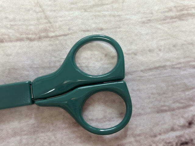 深いグリーンが素敵。ミュシャの世界観にぴったりです！