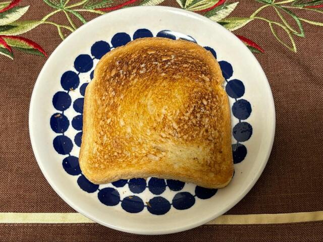 【コストコ　有機ホワイトブレッド 888円】こんがり焼くとラスクのような食感に。バターを塗って砂糖を振りかけてみました