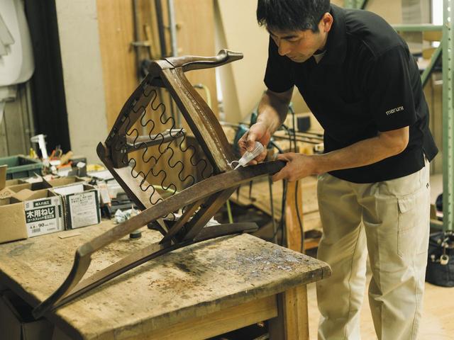 マルニ木工の修理風景。1点1点の家具、そして使う人の生活を大切にしていることがわかります