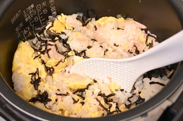 【フジッコアレンジレシピ】「塩こんぶチャーハン」炊飯器で混ぜているところ