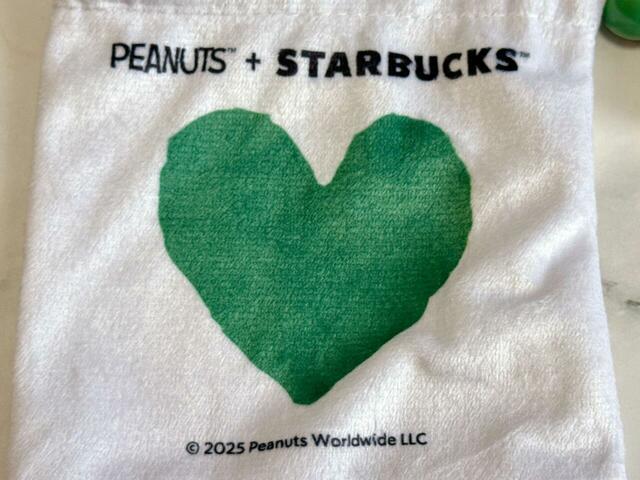 前面にグリーンのハートプリント付き。スタバらしい配色がGood!